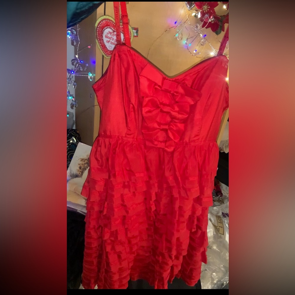 Stunning and fresh satin red ruffle dress for your Christmas festivities ! 🌶🎄✨
